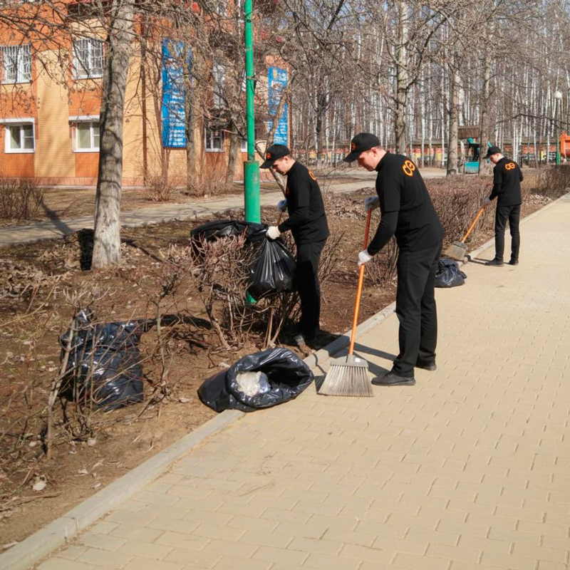 Уборка листьев в Калининске